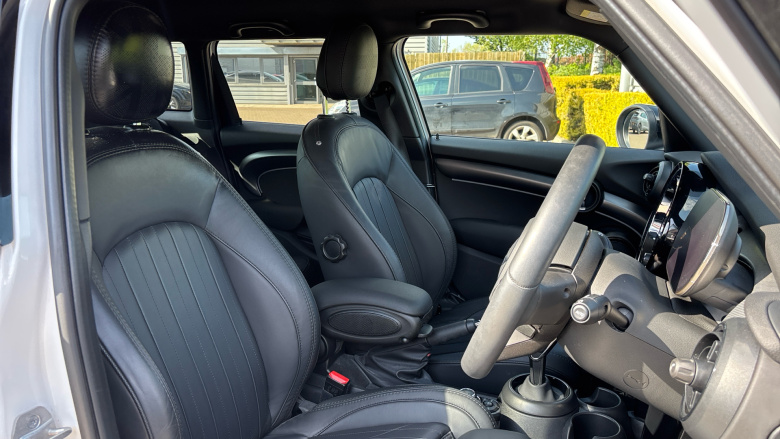 MINI Hatchback 1.5 Cooper Exclusive Premium 5dr Auto Petrol Hatchback